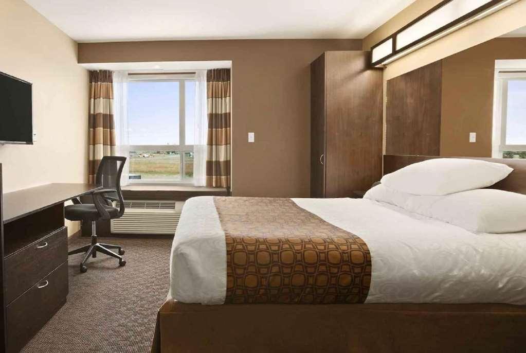 Microtel Inn & Suites By Wyndham Blackfalds Room photo