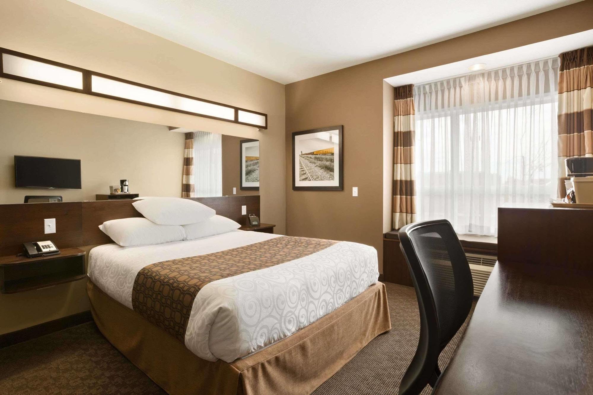 Microtel Inn & Suites By Wyndham Blackfalds Exterior photo